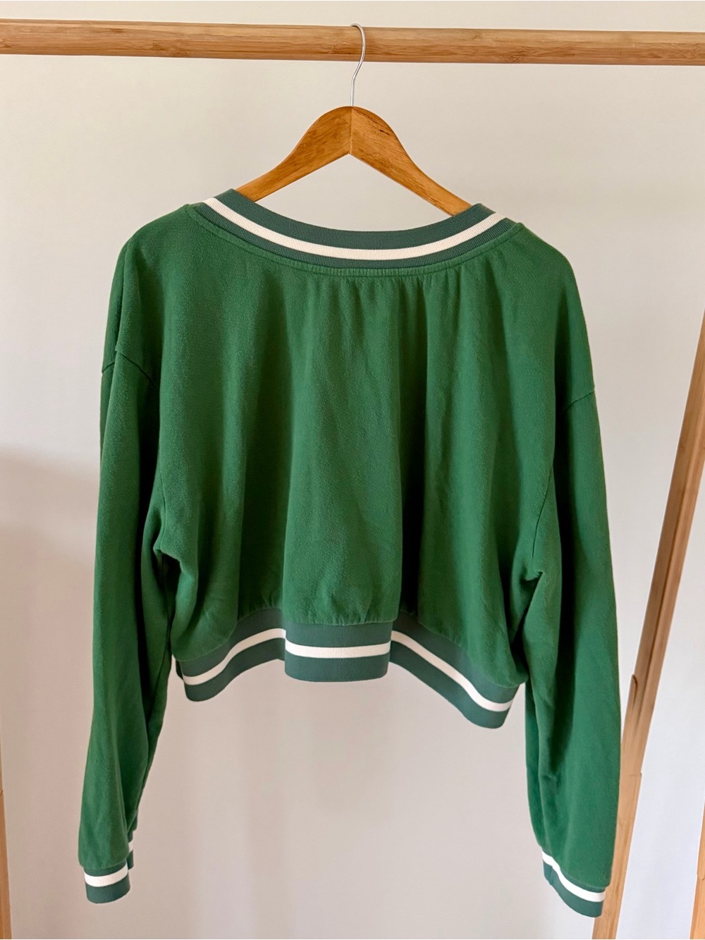 SET Active Varsity Striped Cropped V-neck Logo Sweatshirt in Court Green - M - Picture 5 of 5
